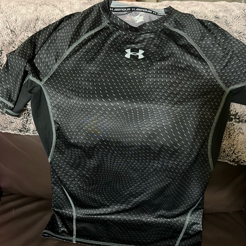 UA heat gear compression Large youth shirt